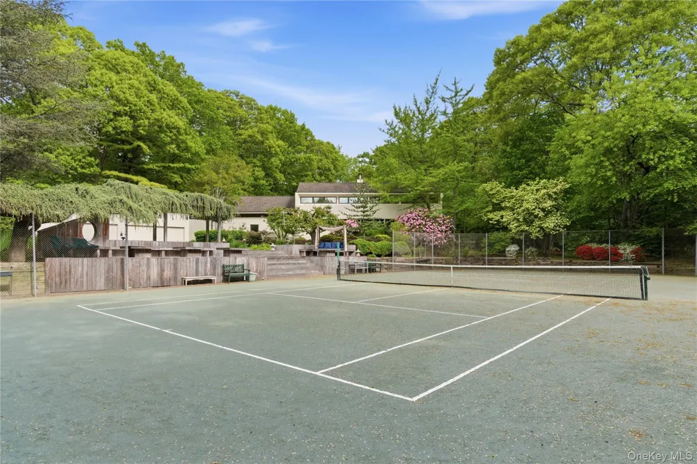 6 Deepwood Court Old Westbury, NY 11568