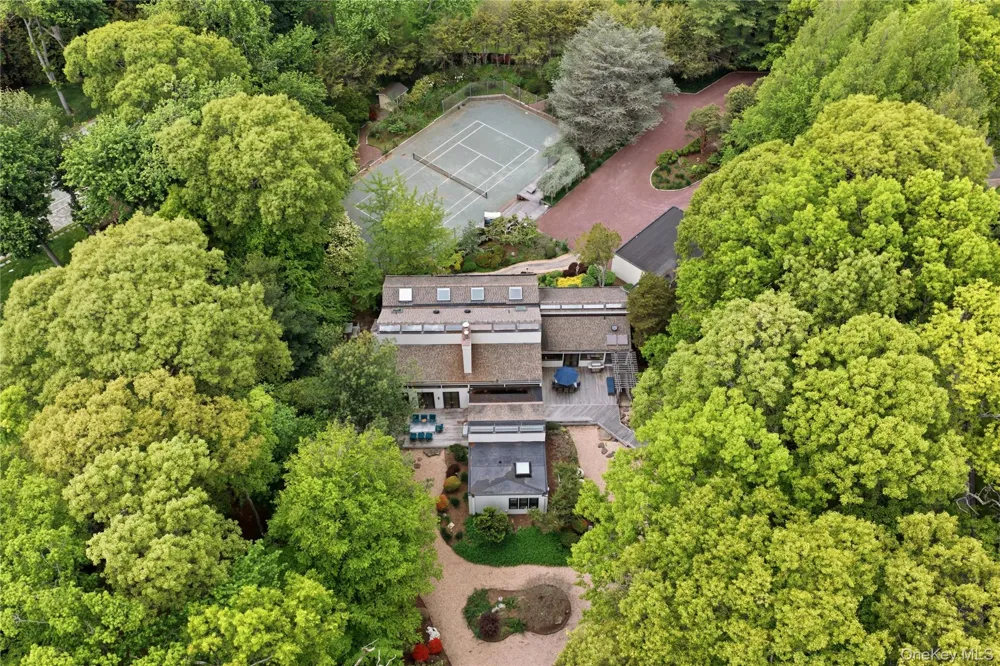 6 Deepwood Court Old Westbury, NY 11568