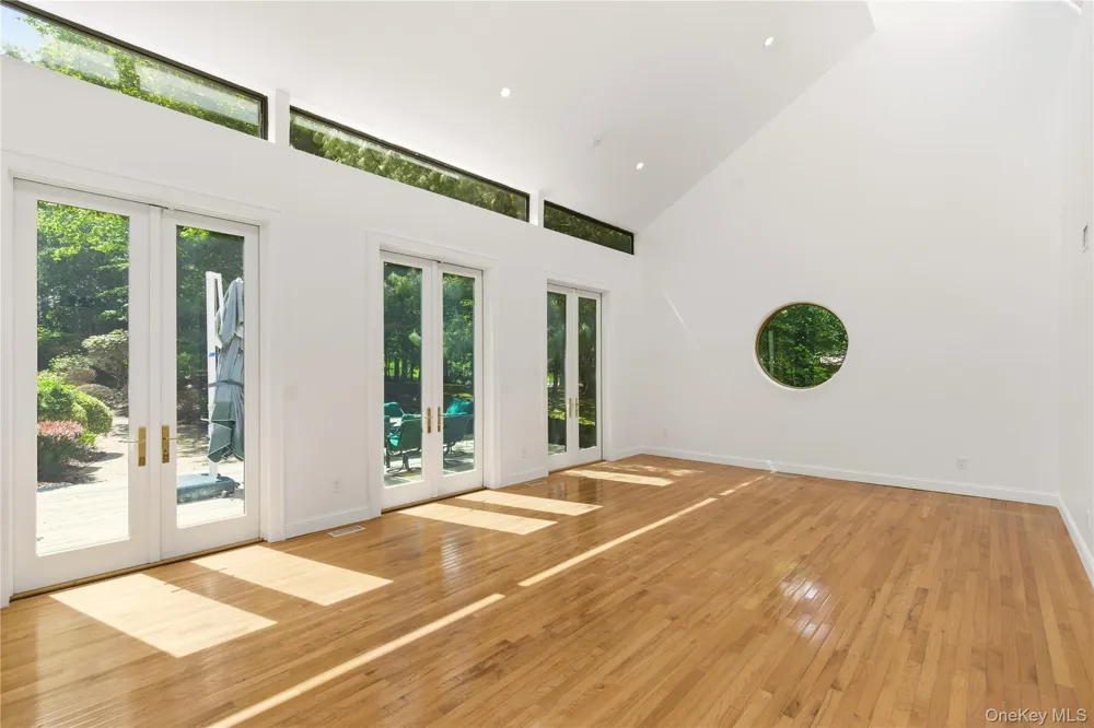 6 Deepwood Court Old Westbury, NY 11568
