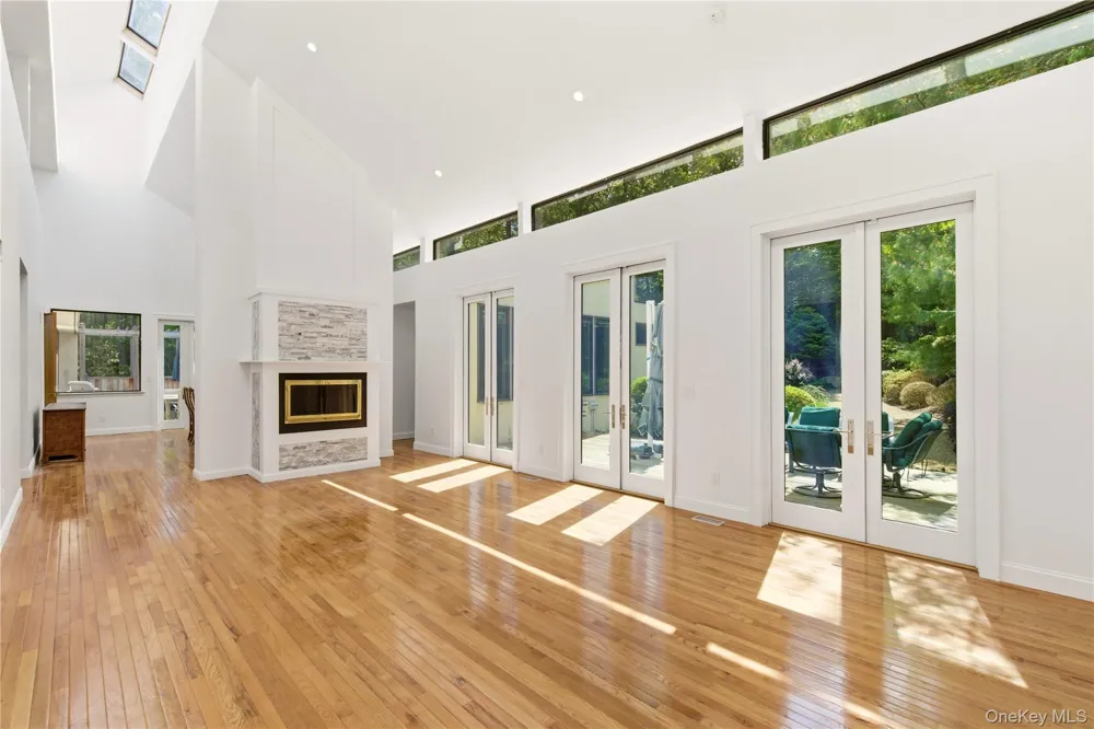 6 Deepwood Court Old Westbury, NY 11568