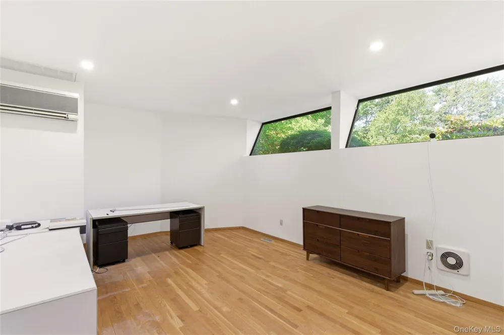 6 Deepwood Court Old Westbury, NY 11568