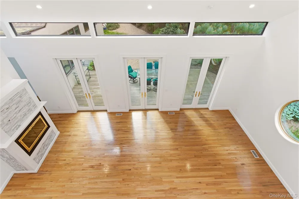 6 Deepwood Court Old Westbury, NY 11568