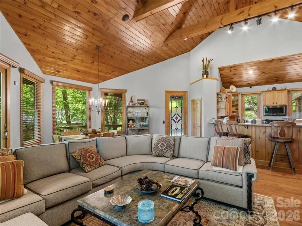 15 Ivy Point Lane Burnsville, NC 28714