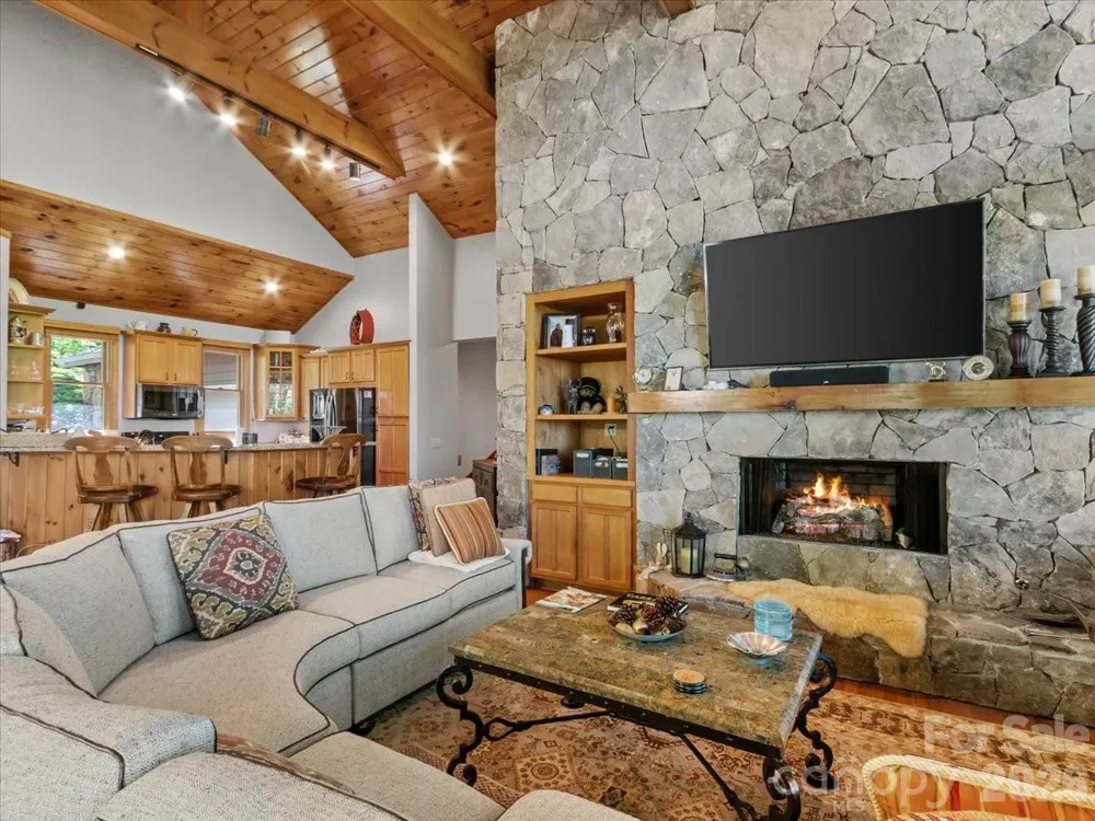15 Ivy Point Lane Burnsville, NC 28714