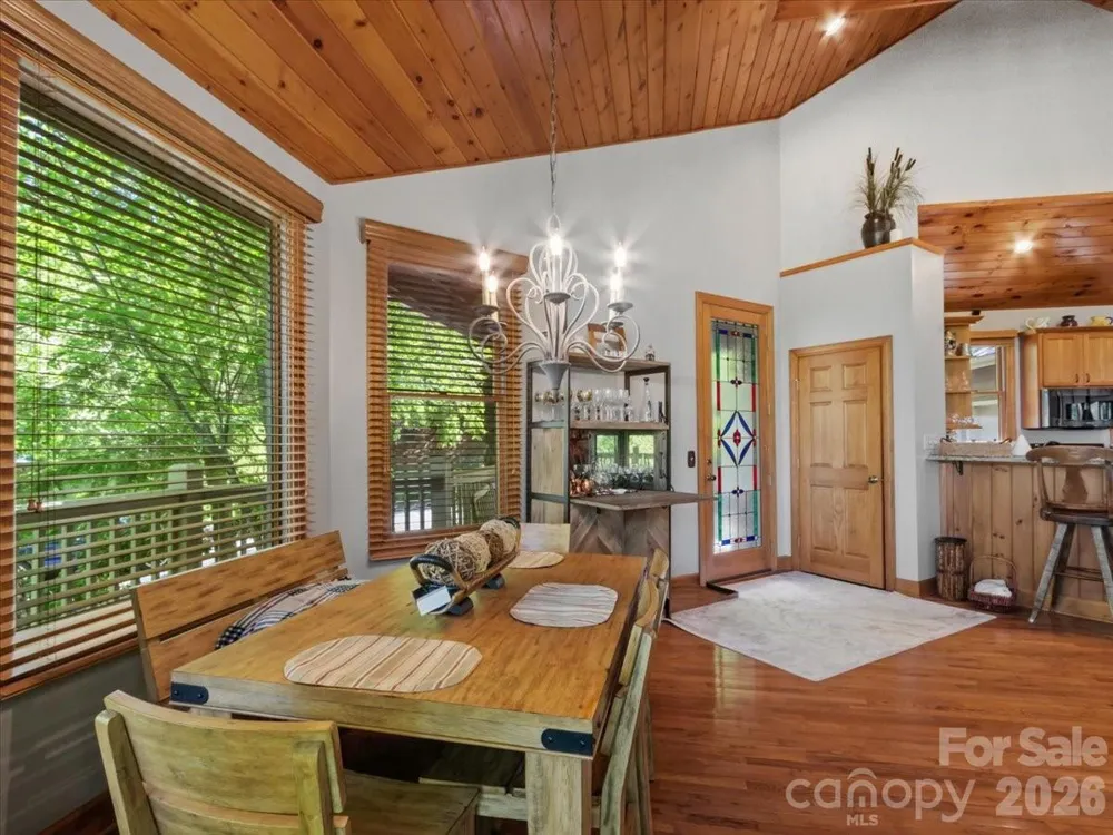 15 Ivy Point Lane Burnsville, NC 28714