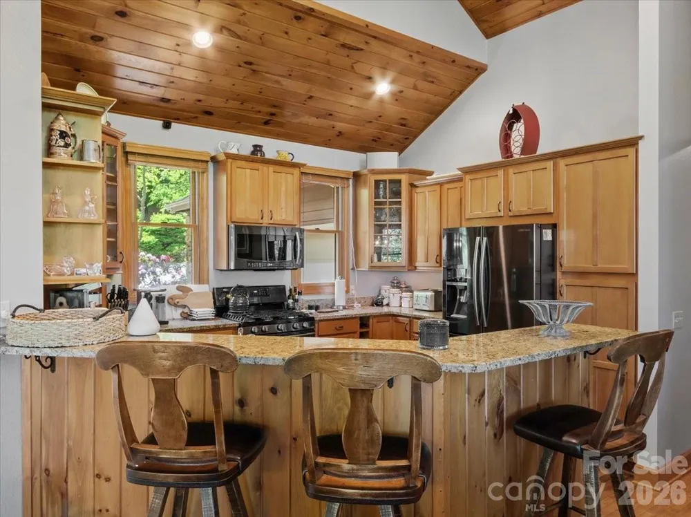 15 Ivy Point Lane Burnsville, NC 28714