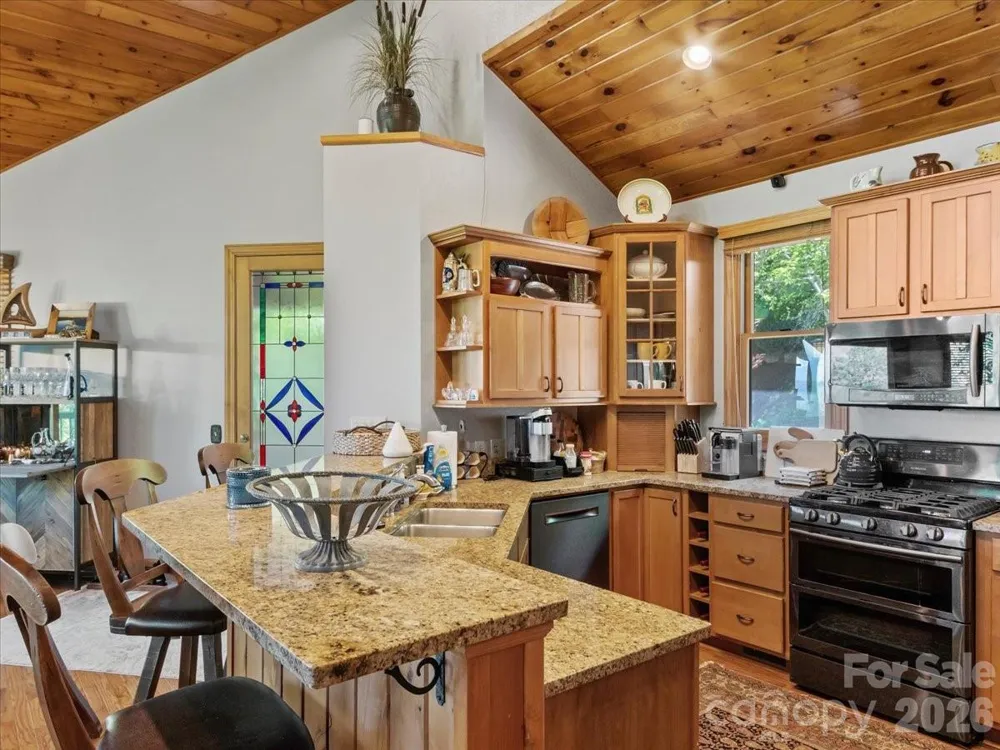 15 Ivy Point Lane Burnsville, NC 28714