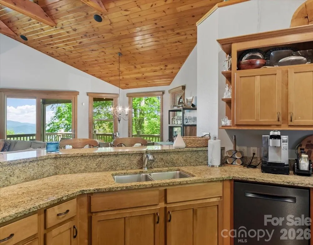 15 Ivy Point Lane Burnsville, NC 28714