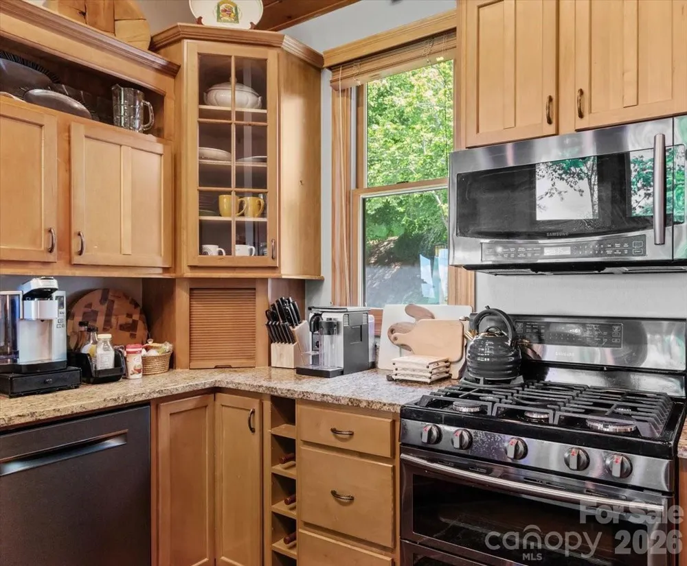 15 Ivy Point Lane Burnsville, NC 28714