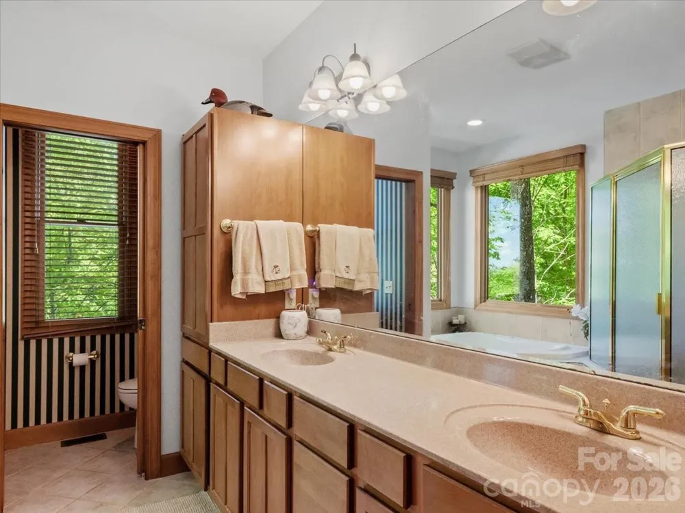 15 Ivy Point Lane Burnsville, NC 28714