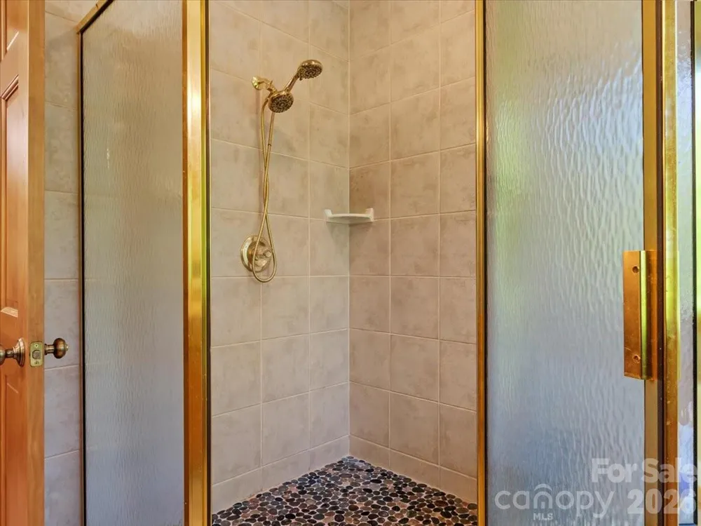 15 Ivy Point Lane Burnsville, NC 28714