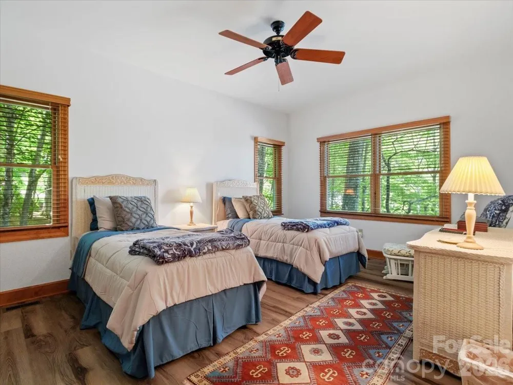 15 Ivy Point Lane Burnsville, NC 28714