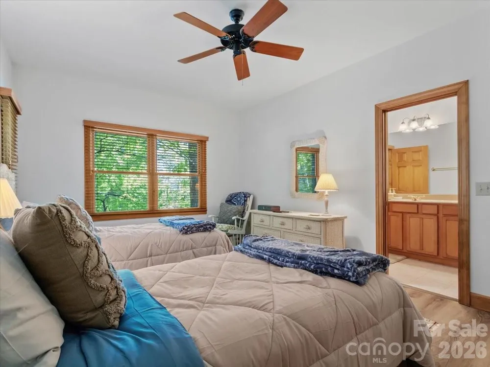 15 Ivy Point Lane Burnsville, NC 28714
