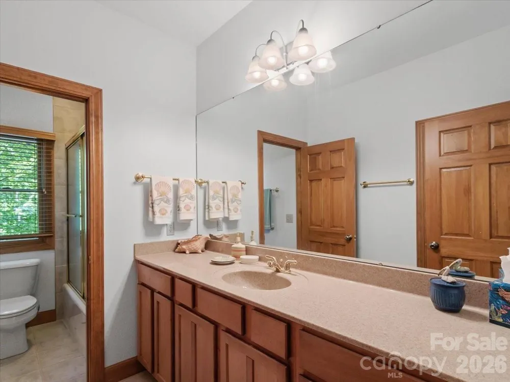 15 Ivy Point Lane Burnsville, NC 28714