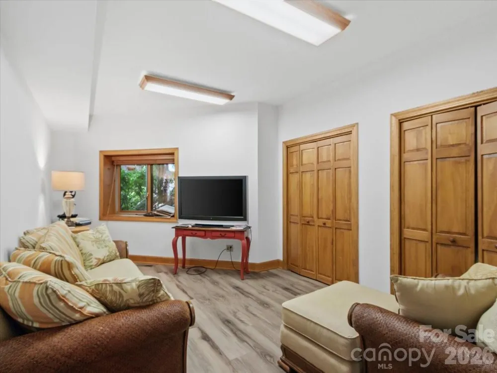 15 Ivy Point Lane Burnsville, NC 28714