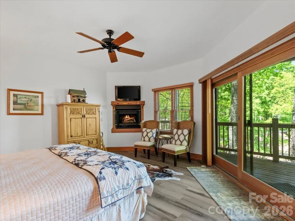 15 Ivy Point Lane Burnsville, NC 28714