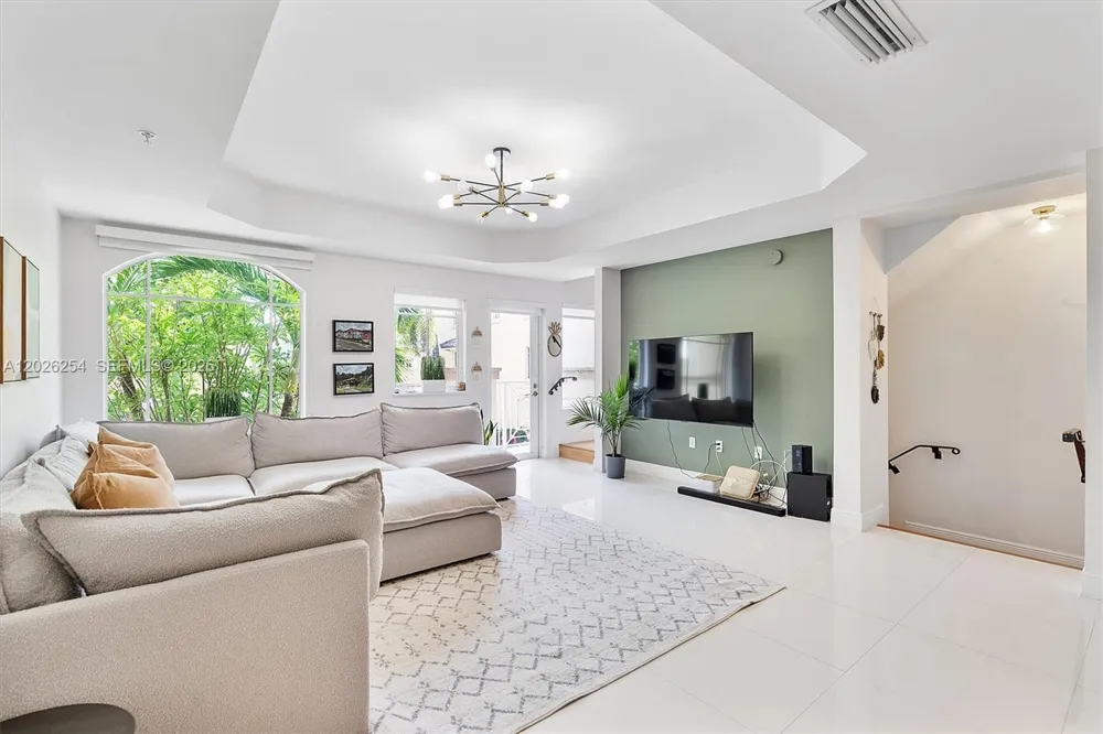 2704 NE 184th Ter Aventura, FL 33160