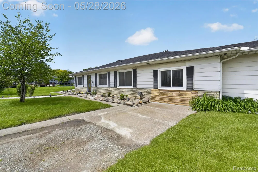 29886 Pointe Drive Gibraltar City, MI 48173