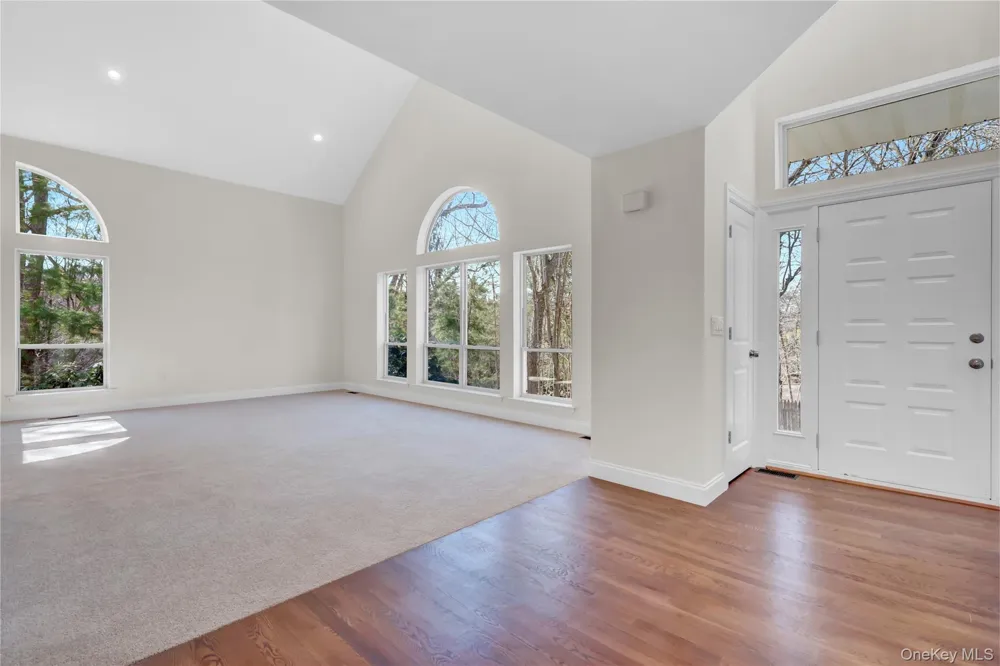 26 Stone Gate Court Smithtown, NY 11787