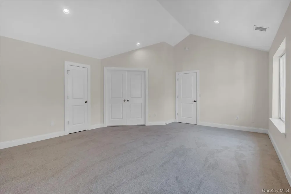26 Stone Gate Court Smithtown, NY 11787