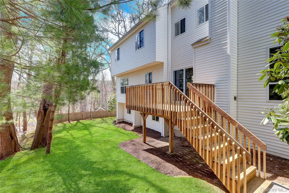 26 Stone Gate Court Smithtown, NY 11787