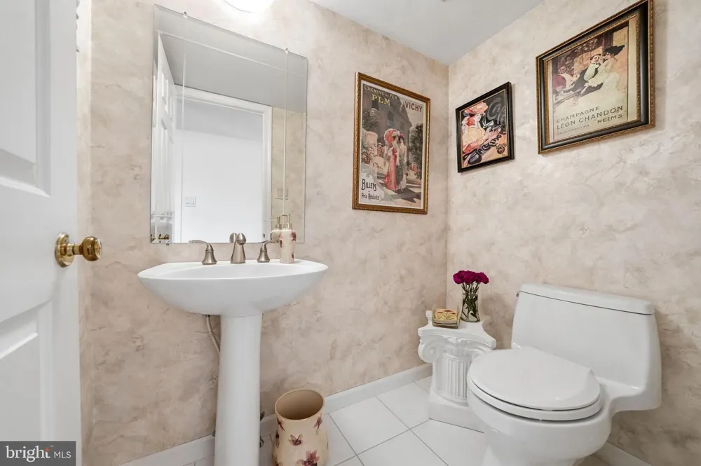 1606 CHANTICLEER Cherry Hill, NJ 08003