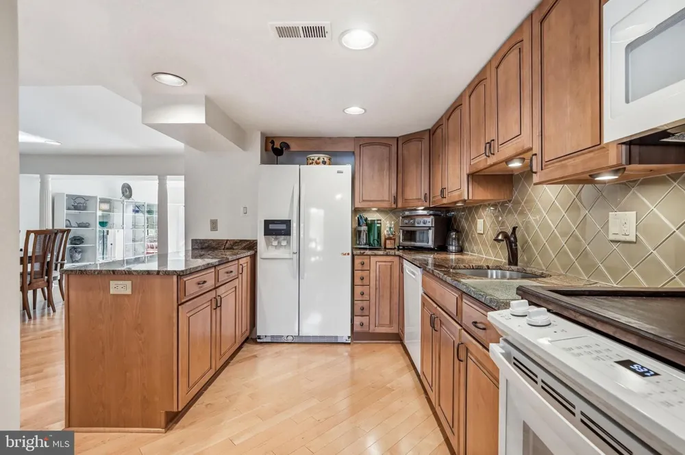 1606 CHANTICLEER Cherry Hill, NJ 08003