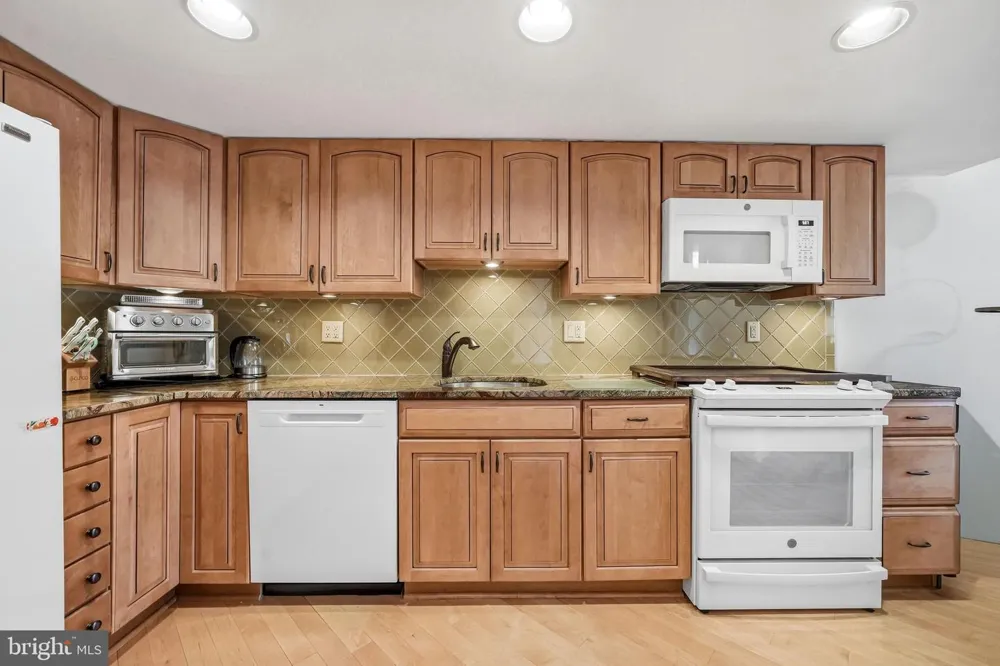 1606 CHANTICLEER Cherry Hill, NJ 08003