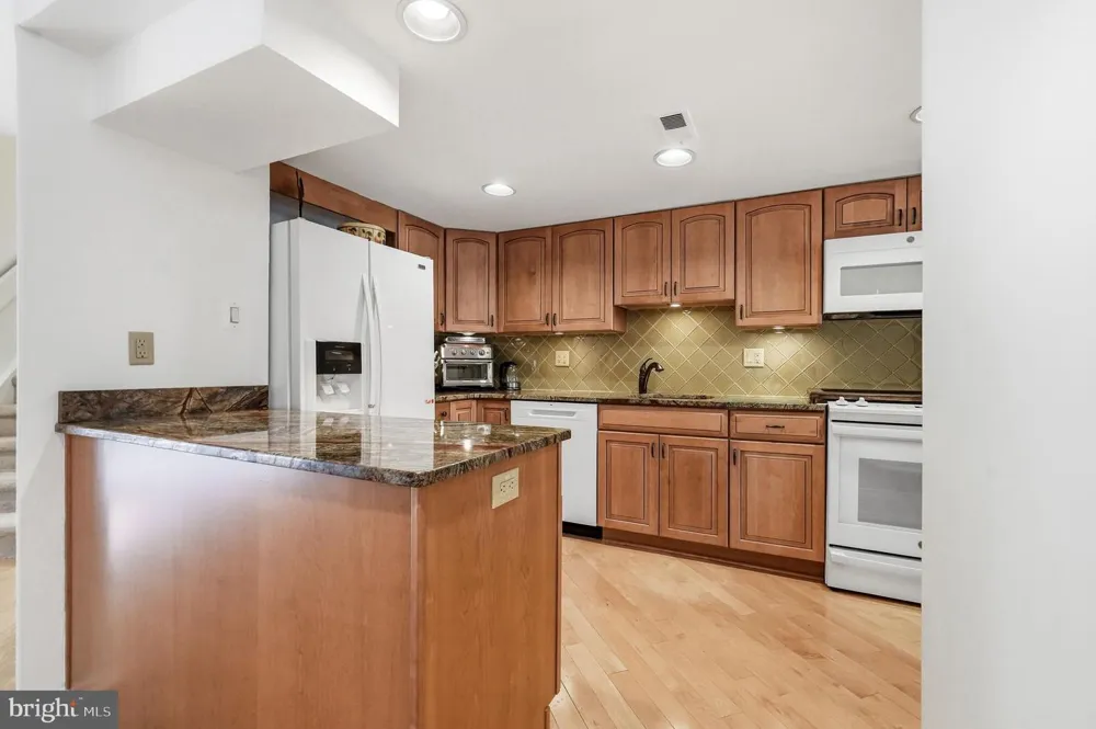 1606 CHANTICLEER Cherry Hill, NJ 08003