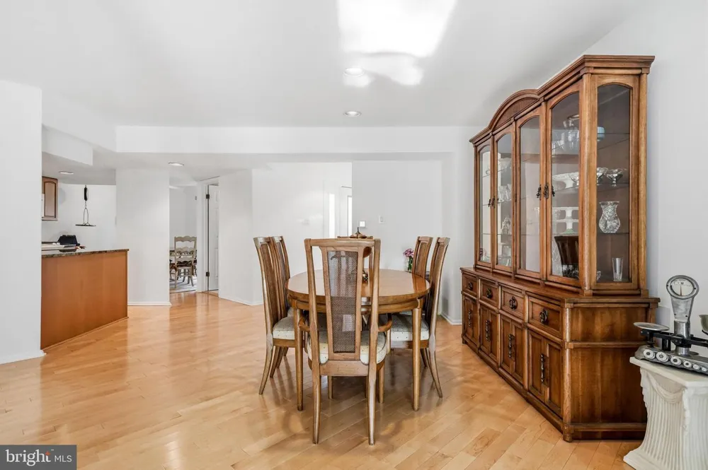 1606 CHANTICLEER Cherry Hill, NJ 08003
