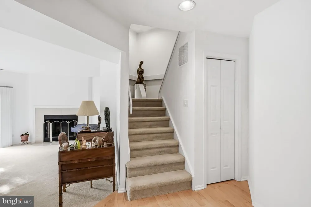 1606 CHANTICLEER Cherry Hill, NJ 08003
