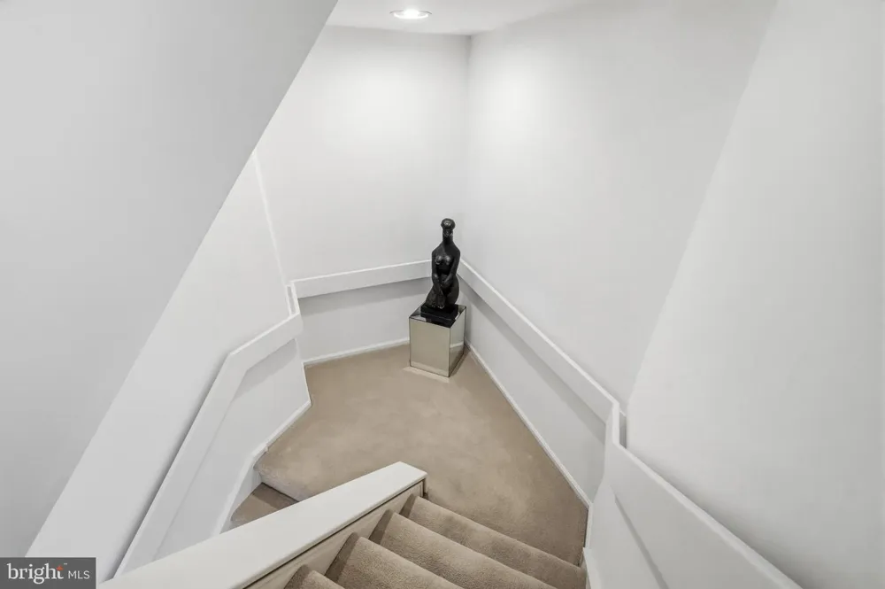 1606 CHANTICLEER Cherry Hill, NJ 08003