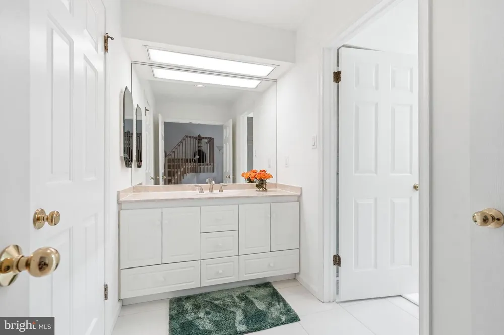 1606 CHANTICLEER Cherry Hill, NJ 08003