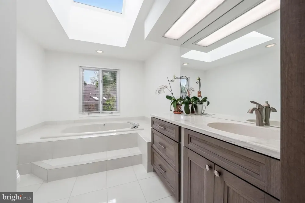 1606 CHANTICLEER Cherry Hill, NJ 08003