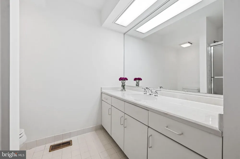 1606 CHANTICLEER Cherry Hill, NJ 08003