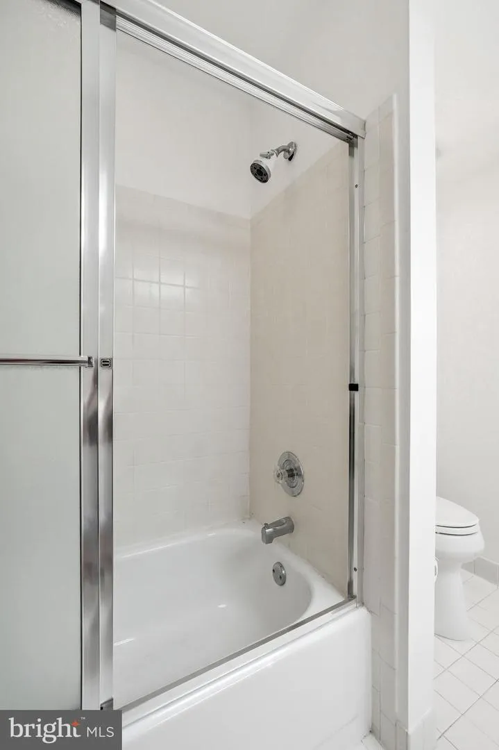 1606 CHANTICLEER Cherry Hill, NJ 08003