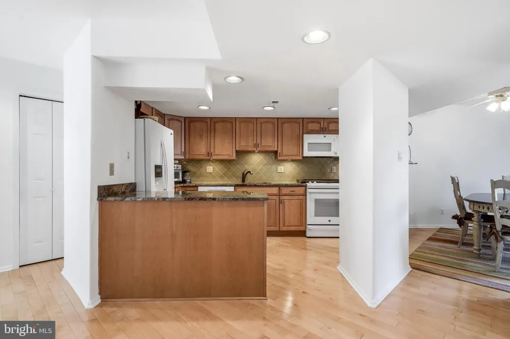 1606 CHANTICLEER Cherry Hill, NJ 08003