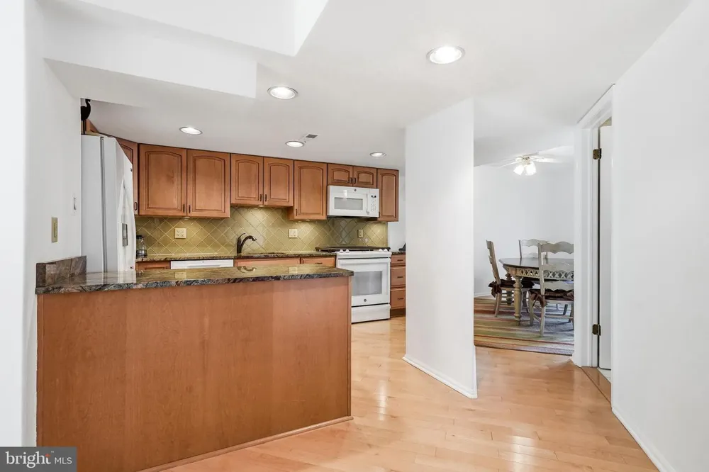 1606 CHANTICLEER Cherry Hill, NJ 08003