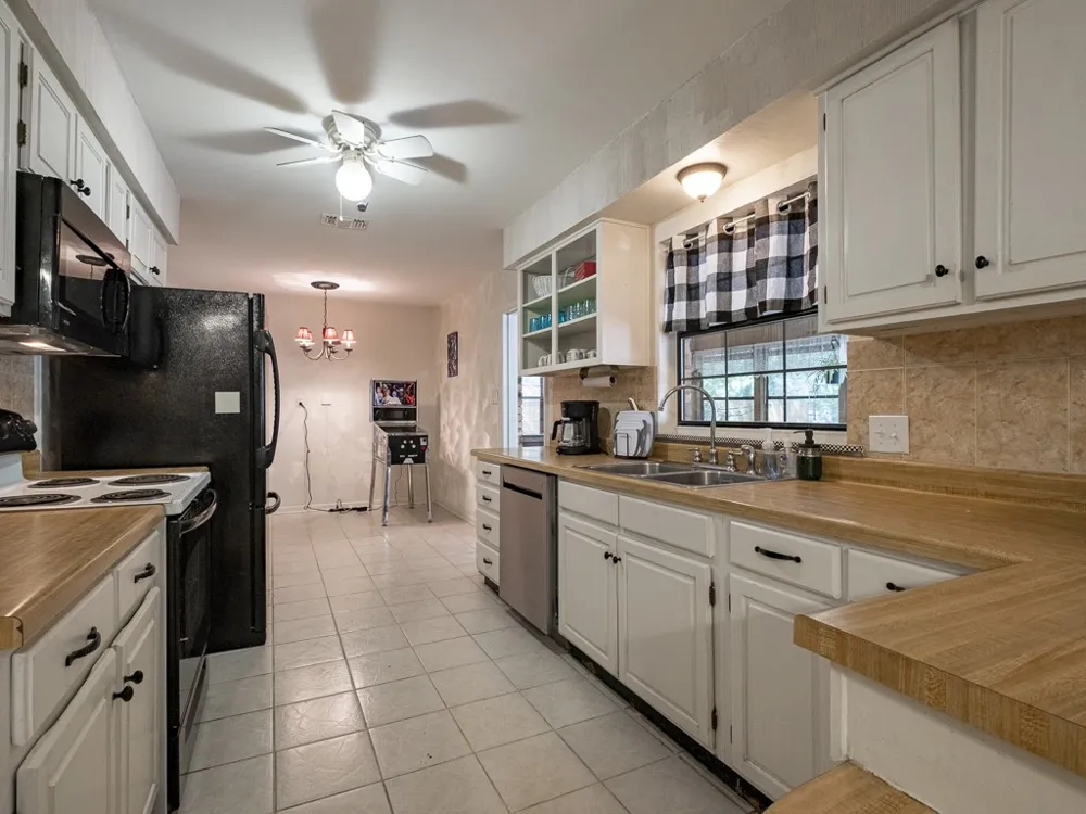 408 Heritage Trail Granbury, TX 76048