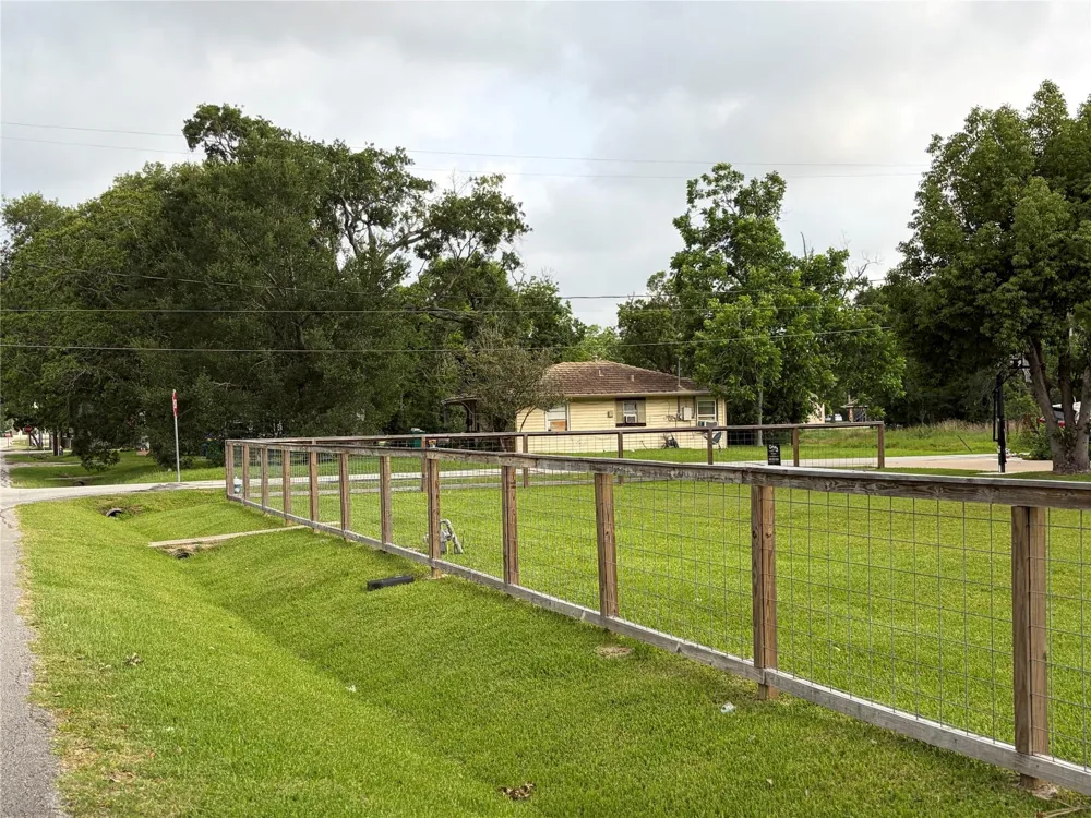 1208 4th Street Seabrook, TX 77586