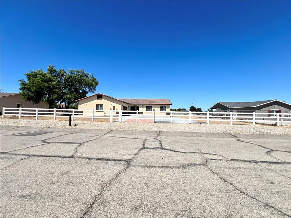 40719 171th Street Lake Los Angeles, CA 93535