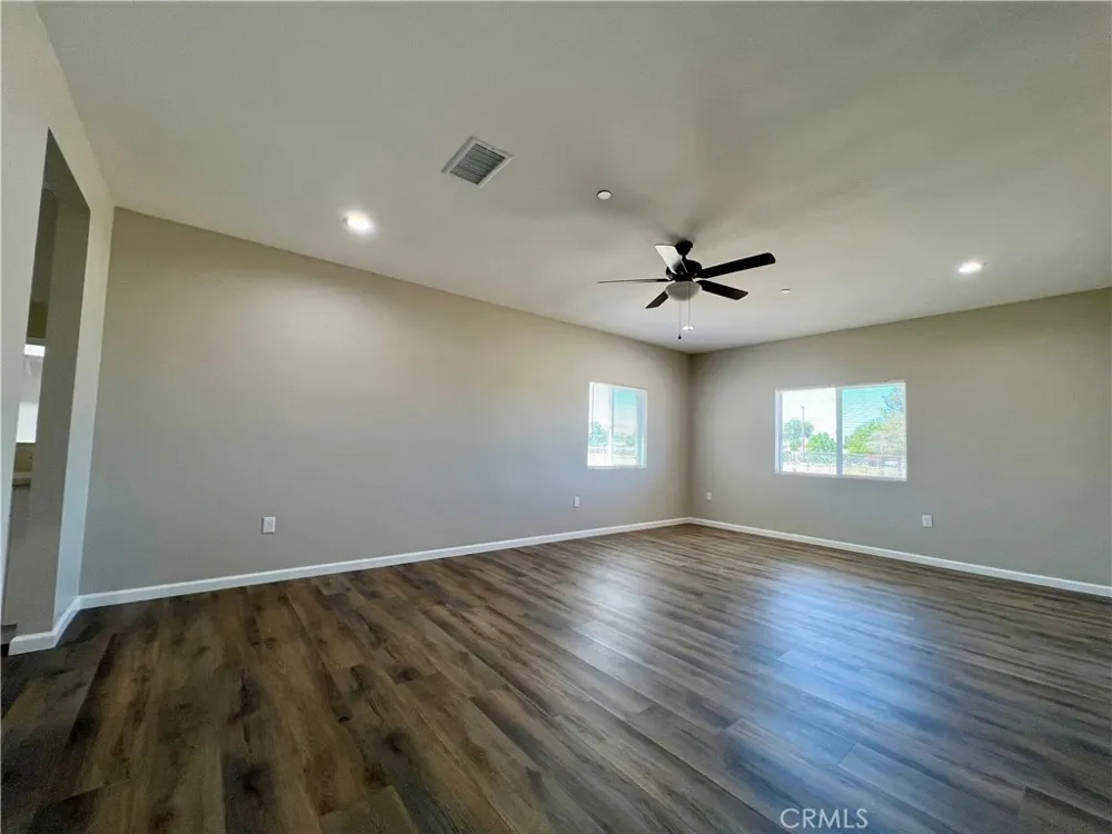 40719 171th Street Lake Los Angeles, CA 93535