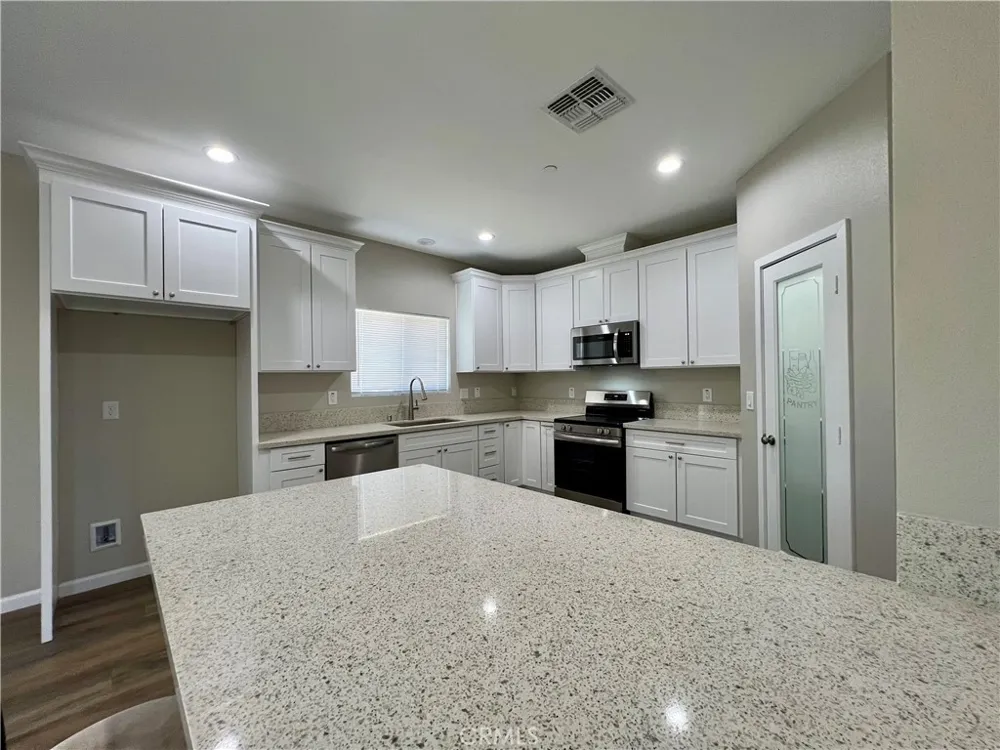40719 171th Street Lake Los Angeles, CA 93535