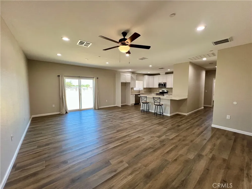 40719 171th Street Lake Los Angeles, CA 93535