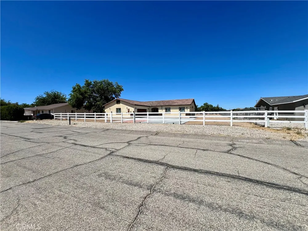 40719 171th Street Lake Los Angeles, CA 93535
