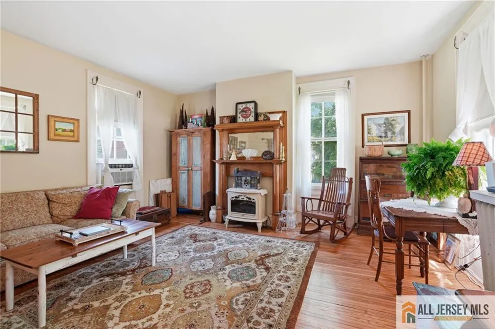706 Old York Road Hightstown, NJ 08520