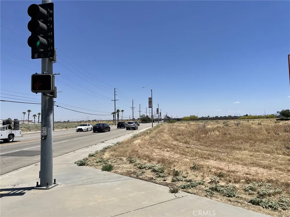 COR 5TH ST W AVE Q Palmdale, CA 93551