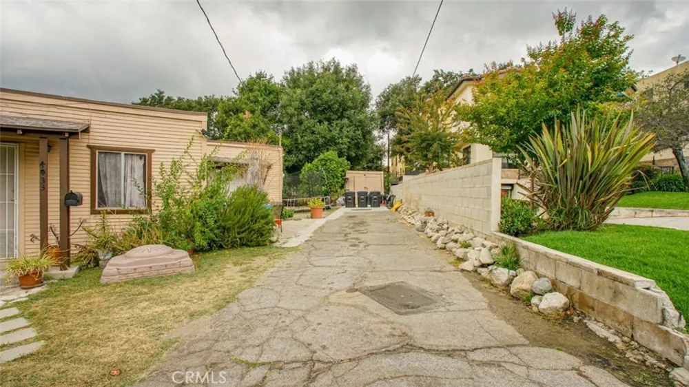 4033 Liberty Avenue La Crescenta, CA 91214