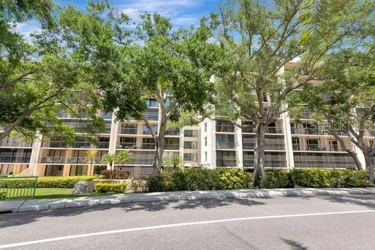 220 BELLEVIEW BOULEVARD #203 Belleair, FL 33756