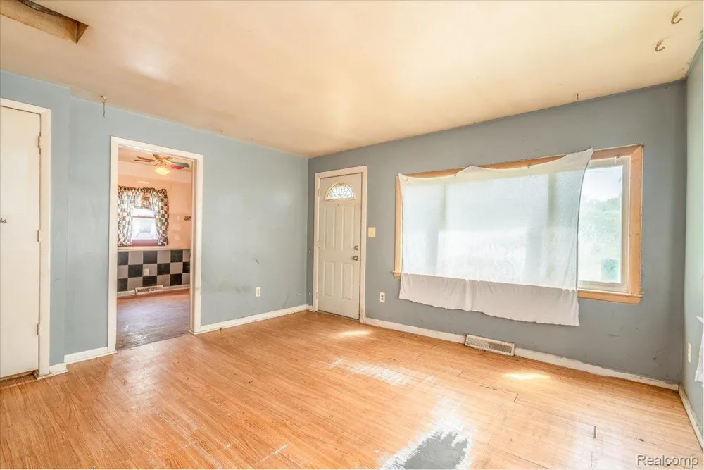10090 Sterling Street Romulus City, MI 48174